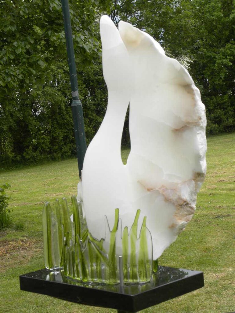 Sculptuur van Albast met glas.